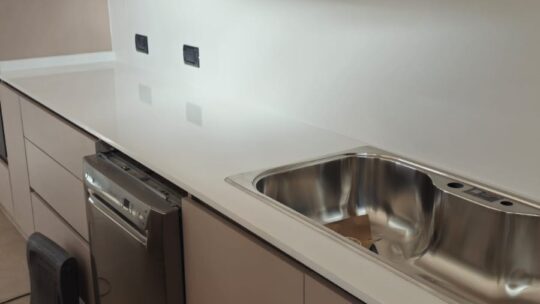 Pura Stone Blanco Cana: el cuarzo más económico que llegó para quedarse