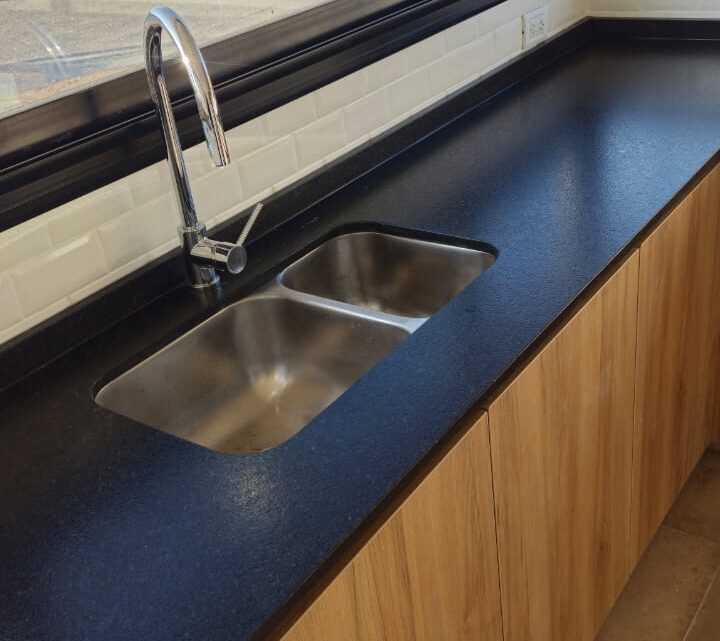 Negro Brasil Leather en cocina